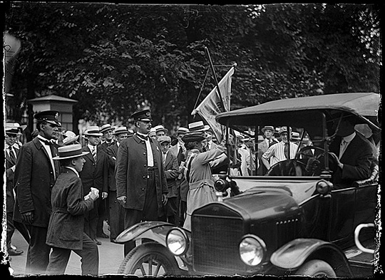 Sentinels arrested at the White House and loaded into police car